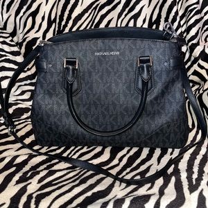 Michael Kors: Lynn Large Satchel. It’s in great condition!